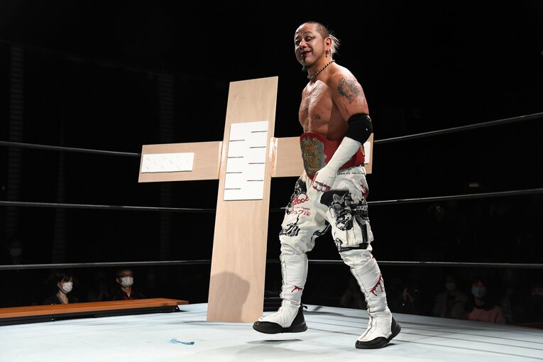 カミソリ十字架ボードを持ち込む葛西（写真をクリックすると「この記事の写真全24枚」にとびます。流血等の過激な写真を含みますので、ご注意ください）