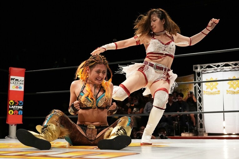 青野未来の惜別キックを浴びるジュリア　©Essei Hara