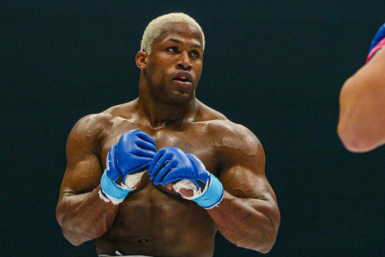 2004年4月、ランデルマンはPRIDEヘビー級グランプリ1回戦でミルコ・クロコップと対戦　©Susumu Nagao