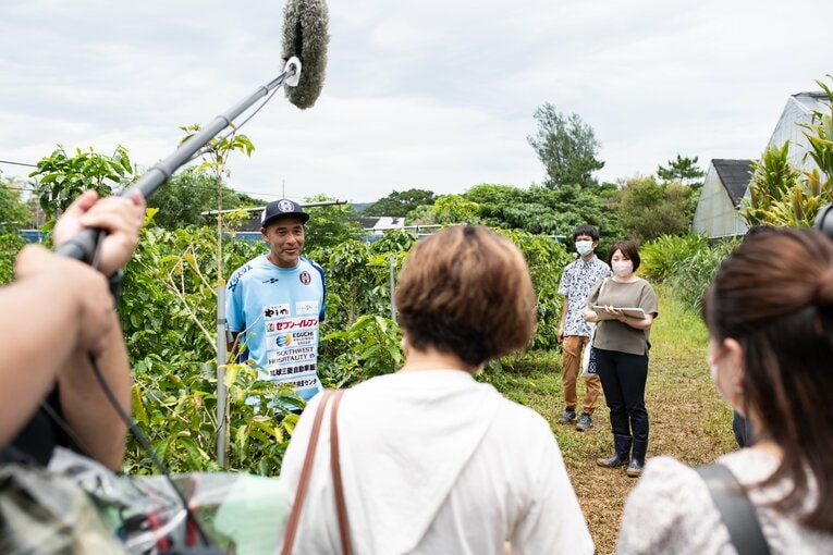 6月中旬、この日は高原を囲む沖縄メディアの取材日だった　©Nanae Suzuki