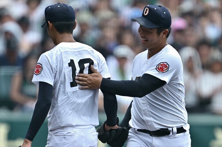 夏の甲子園決勝での沖縄尚学・新垣有絃と末吉良丞。酷暑の中で継投か続投か、どのように判断しているのか ／ photograph by Hideki Sugiyama
