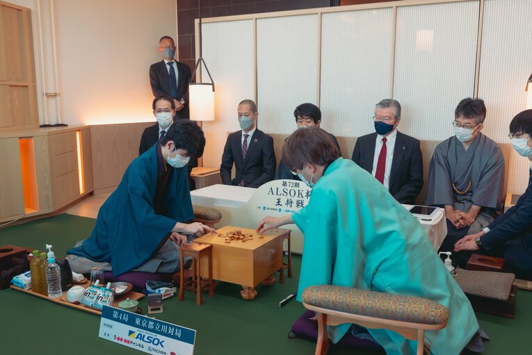 王将戦第4局は森内が立会人を務めている　©日本将棋連盟