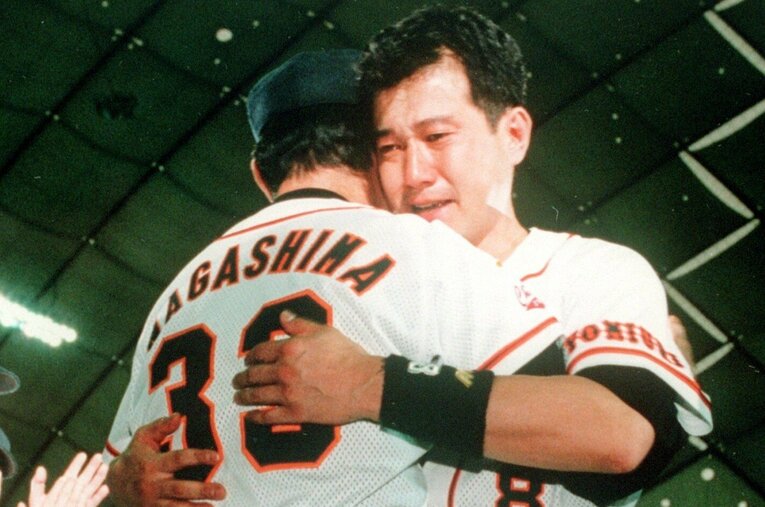 1995年シーズンで引退した原と抱き合う長嶋監督 ／ photograph by SANKEI SHIMBUN
