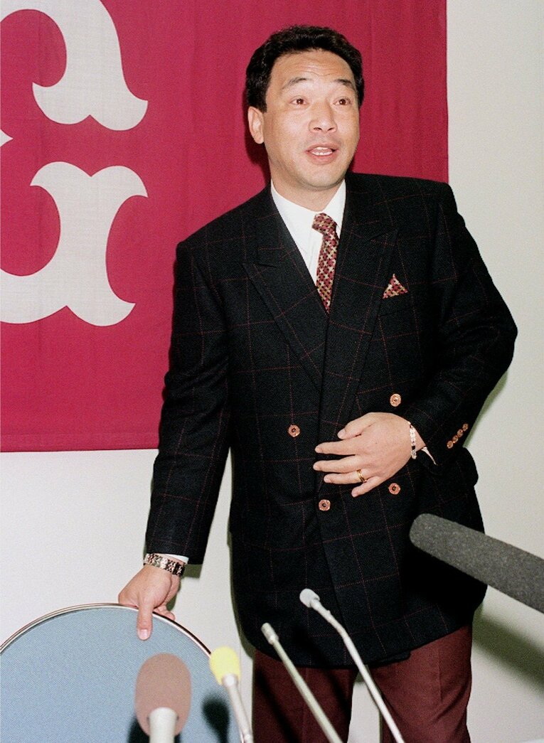 巨人1年目の契約更改のとき、落合は41歳。年明け1995年1月13日に現状維持＝4億500万円でサインした　©KYODO
