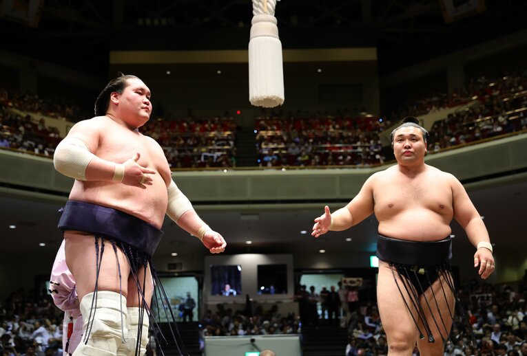 関脇・霧馬山（右）は11勝4敗で大関昇進を確実にした。写真の14日目は照ノ富士に敗れた　©JIJI PRESS