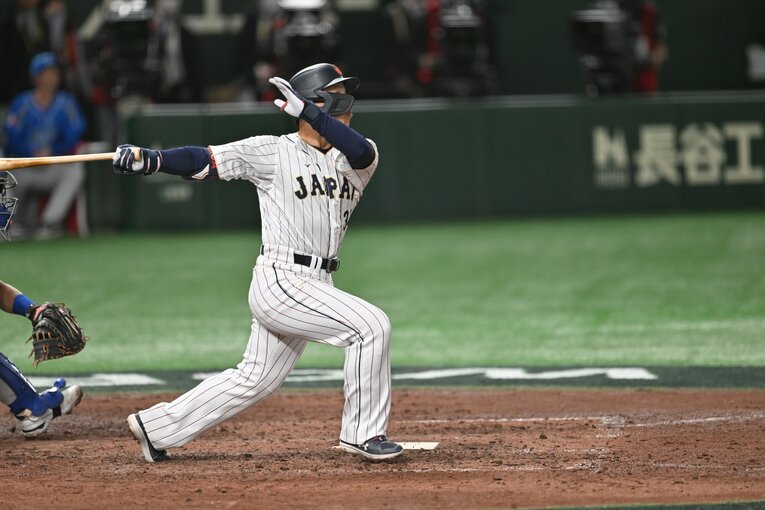 WBC第1号は、ボールがバットに吸い付くような吉田らしいスイングで東京ドームのライトスタンドへ　©︎Naoya Sanuki
