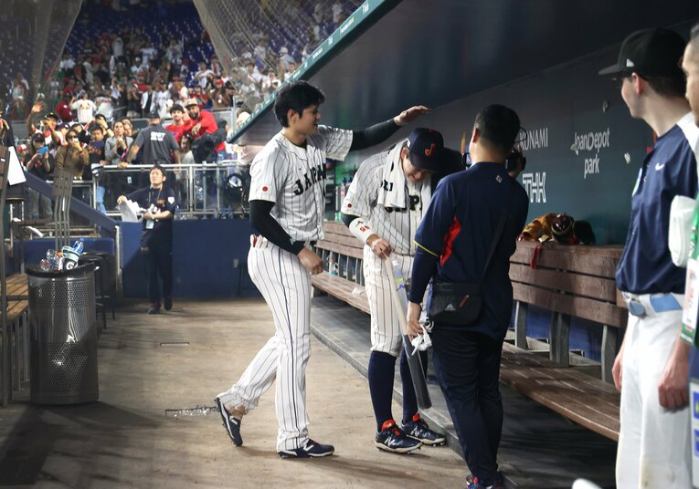 メキシコ戦後のベンチで。サヨナラタイムリーの村上宗隆に歩み寄る大谷翔平　©JIJI PRESS