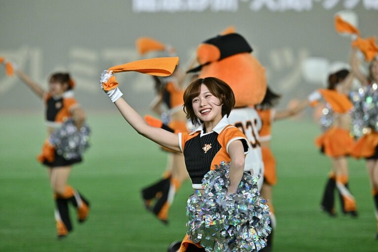 試合を盛り上げる巨人の公式マスコットガール「VENUS」　©Hideki Sugiyama