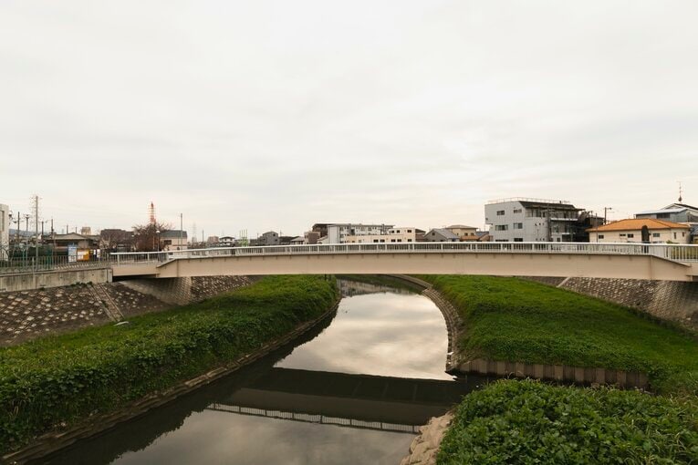 駅前で流れる方向が90度変わっていた。街はとてものどかな雰囲気だ