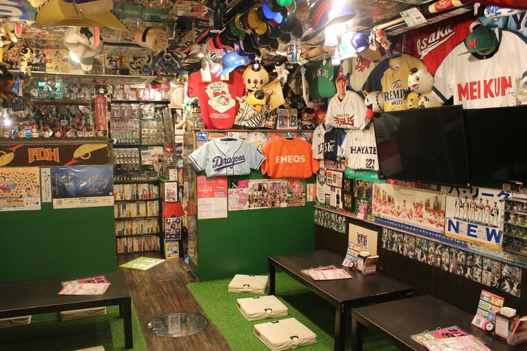 リリーズ神田スタジアムの店内。壁から天井に至るまで野球グッズが飾られている　©Number Web