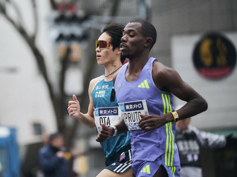 2時間2分台、3分台の自己記録を持つ世界トップ級のランナーに果敢について行った青学大の太田　©︎Yuki Suenaga
