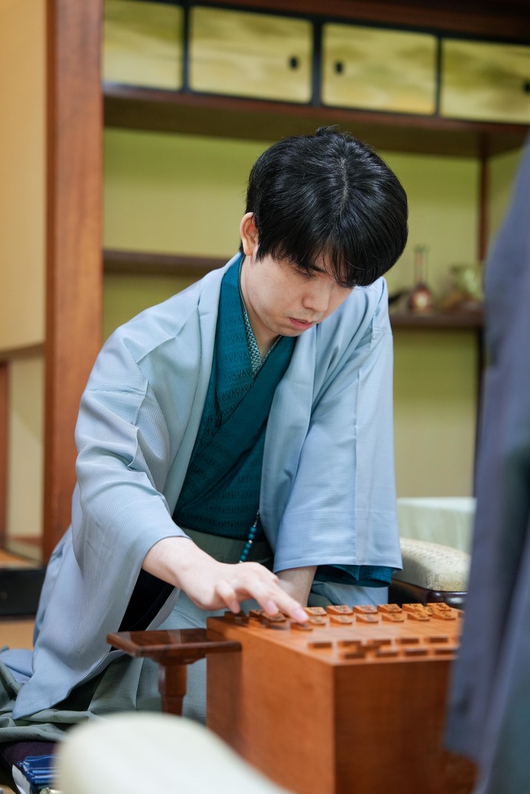第1局を勝利した藤井王座　©日本将棋連盟