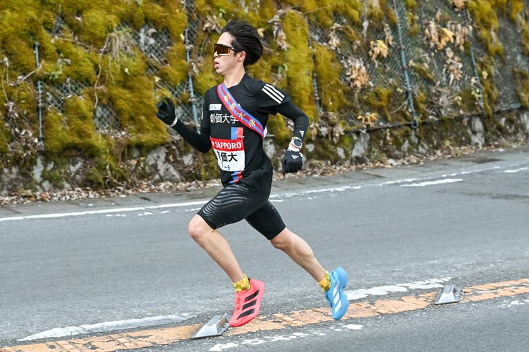 『ADIZERO ADIOS PRO 4』を履いた創価大・小池は左右を色分けして大学のチームカラーに合わせたことも話題に　©Nanae Suzuki