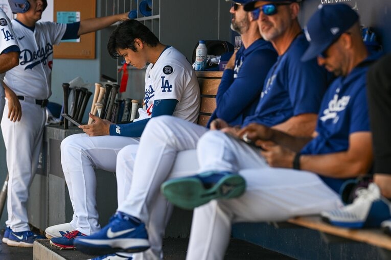 【Numberカメラマンが激写・大谷翔平の愛される日常2025年7月版：全100枚超】ベンチでの珍しい姿…打撃研究中　©Nanae Suzuki