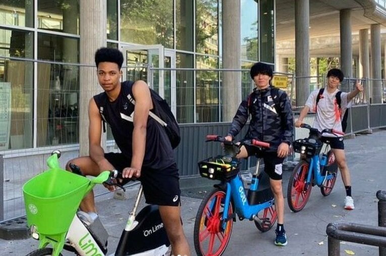 パリ五輪に同行したラリー・エバデダン、小川智大、富田将馬（写真はエバデダンのInstagramより）