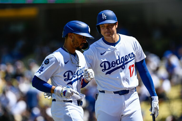 【Number撮影“テレビに映らない”大谷翔平／2025年7月版。全60枚超】絶不調で苦しむベッツの腰を優しく…　©Nanae Suzuki