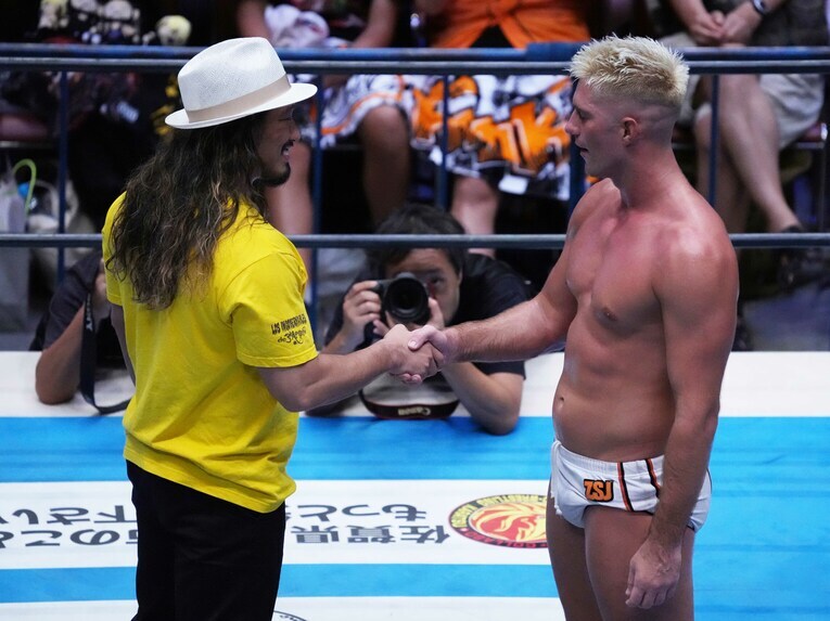 決勝で対戦する辻とガッチリ握手　©Essei Hara