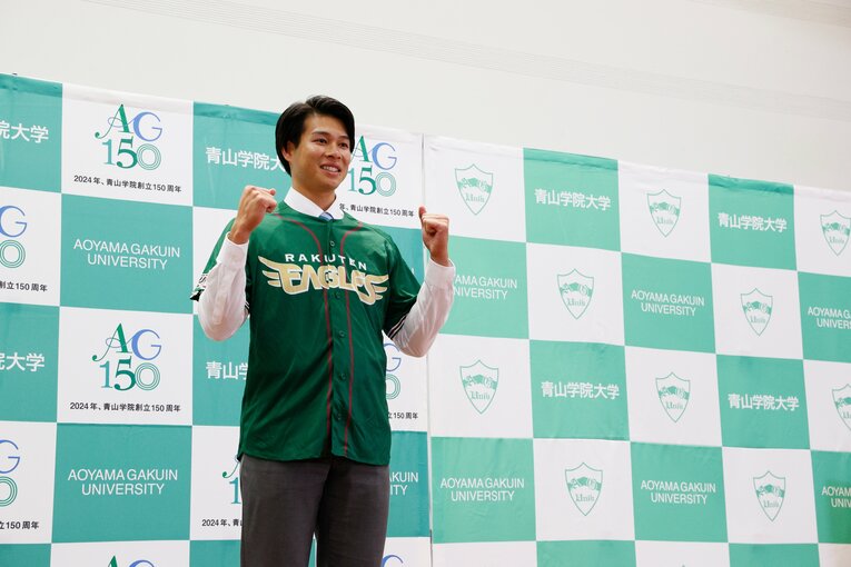 楽天のユニフォーム姿で記念撮影　©Shigeki Yamamoto