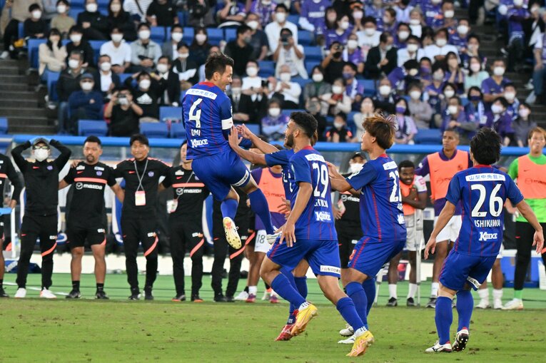 歓喜に沸くヴァンフォーレ甲府の選手たち　©2022VFK