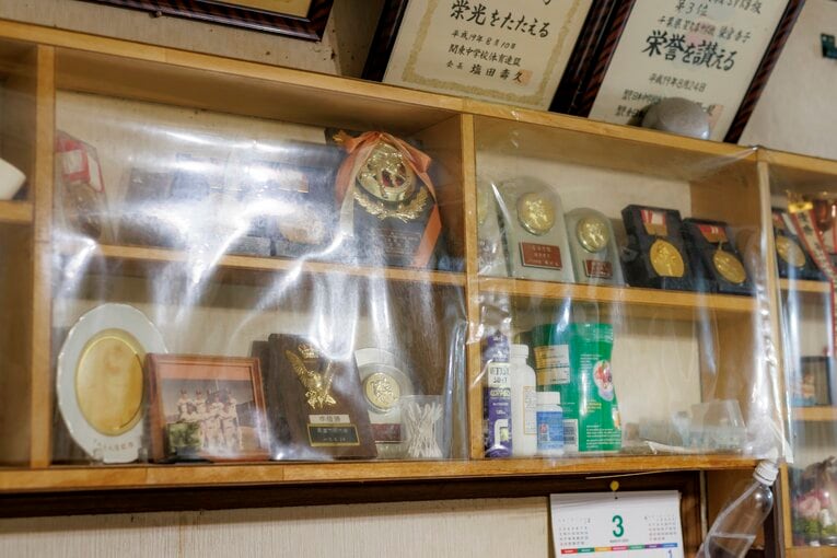 ご自宅には賞状やトロフィーの数々が　©︎Kiichi Matsumoto