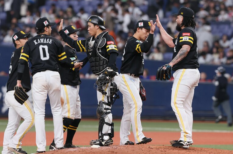 シーズン序盤とはいえまさかの下位に沈んでいる昨季王者のソフトバンク。大きな課題となっているのが投手陣なのだが…　©JIJI PRESS