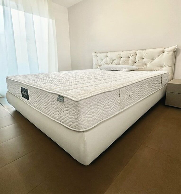 ペルージャにある自宅の寝室では、マニフレックスのマットレスを愛用。睡眠の質を高めるため、妨げとなるようなものは一切置かず、携帯電話も持ち込まないようにしている　