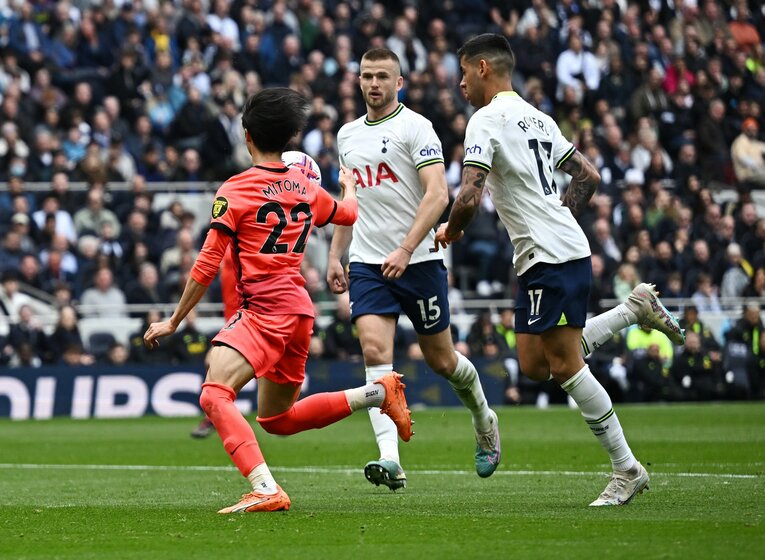 別の角度から見た「幻のゴール」の場面。副審にハンドと判定された　©AFLO