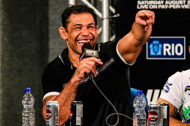 試合後、陽気な笑顔を見せるノゲイラ