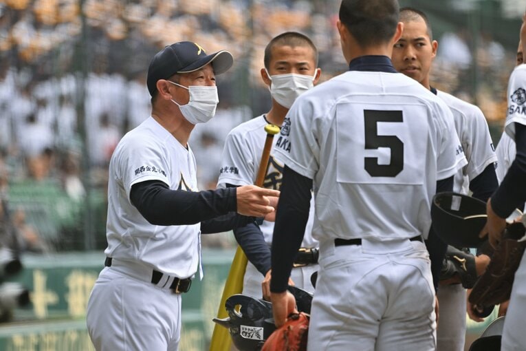 金光大阪を率いる横井一裕監督（左）。昨春のセンバツでは8強まで進出　©Hideki Sugiyama