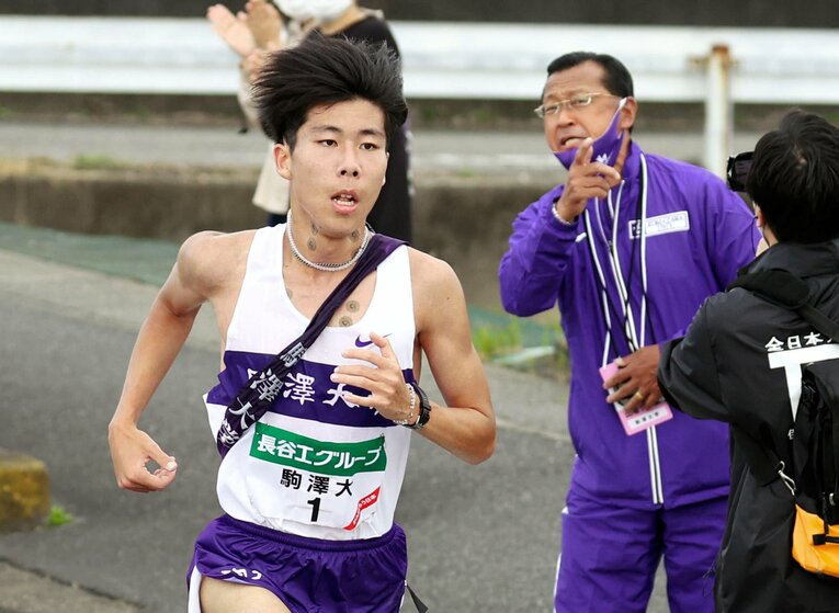 田澤廉にゲキをとばす大八木監督　©KYODO