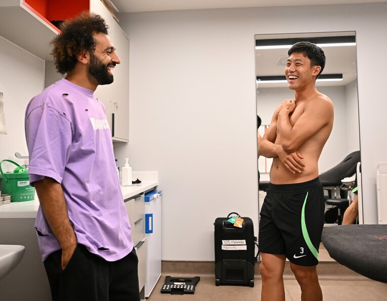 モハメド・サラーと笑顔で言葉をかわす　©Getty Images