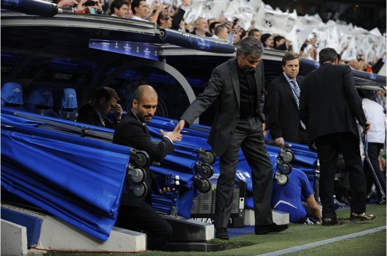 クラシコでグアルディオラ監督と目を合わさず握手©Sports Graphic Number