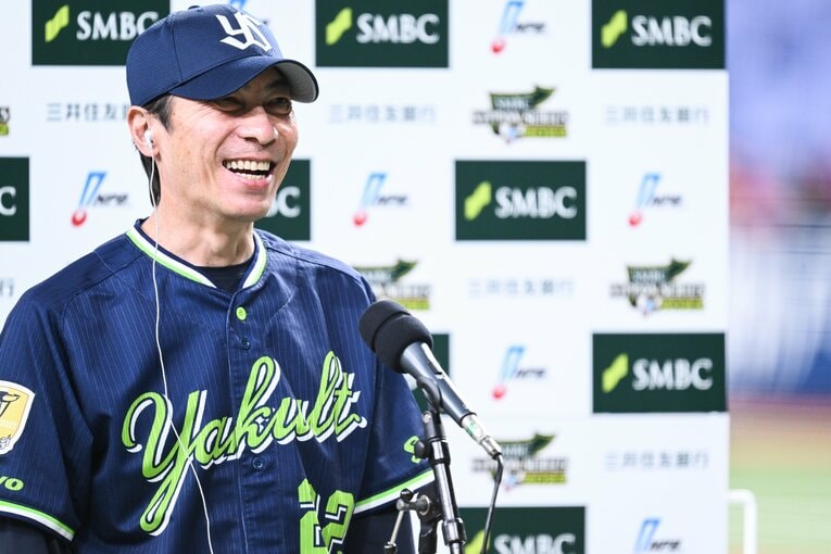 序盤のシリーズ3戦を2勝1分で終え、笑顔のヤクルト高津監督　©︎Nanae Suzuki