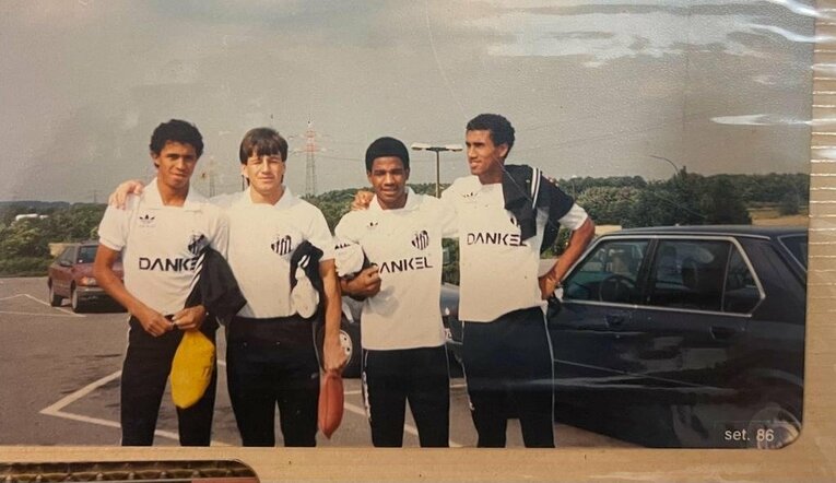 サントスの若手時代。左から2人目がドゥンガ、その隣がサンパイオ　※本人提供