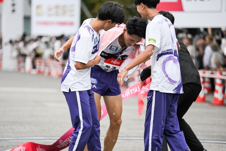 チームメイトに迎えられる駒澤・篠原　　©Nanae Suzuki