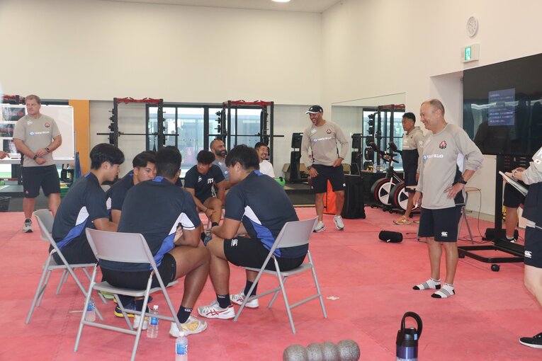 グラウンド外でも笑顔が見えるエディーHC（タレントプログラム練習会の講義で）　©︎Nobuhiko Otomo