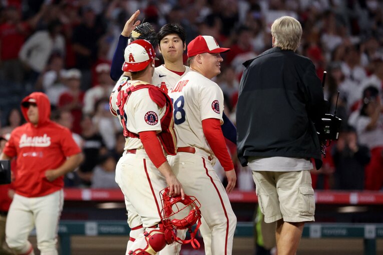 神救援のループと捕手スタッシには、真っ先に駆け寄って祝福　©AFLO