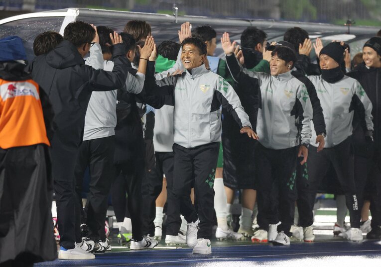 湘南ベルマーレ戦後、笑顔でハイタッチをかわす城福浩監督　©JIJI PRESS