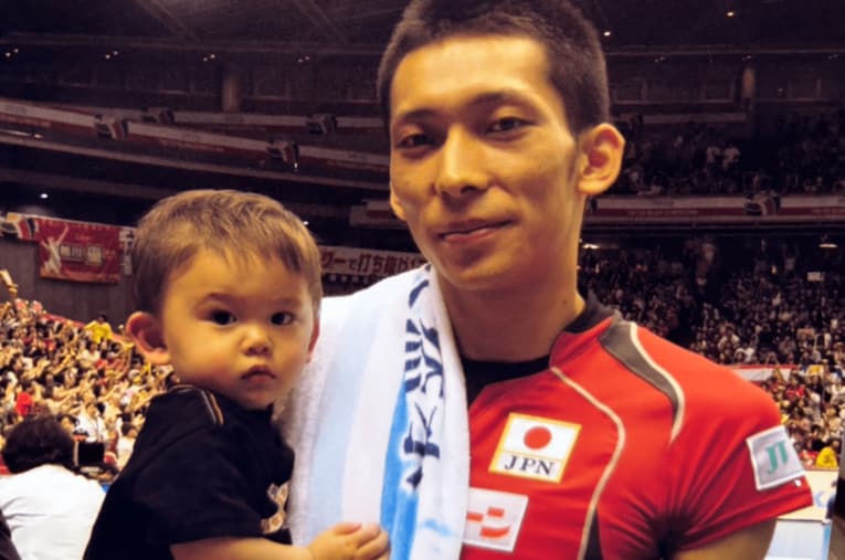 日本代表の活動などで「一番かわいい時期を過ごせなかった」と子育てを振り返る松本慶彦（45歳）。息子・凛虎は高校生になり、現在開催中の春高バレーに出場している　©Koyuki Matsumoto