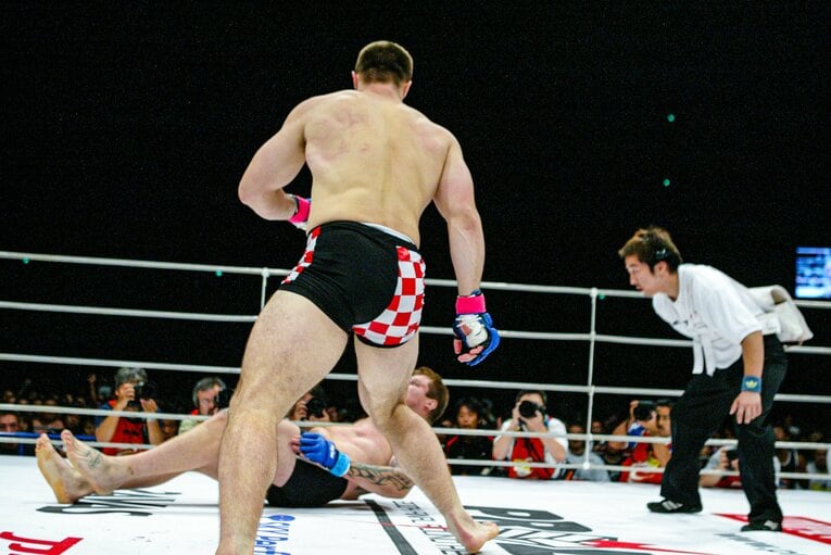 2004年8月、エメリヤーエンコ・アレキサンダー戦のハイキック（6枚目／全10枚）©Susumu Nagao