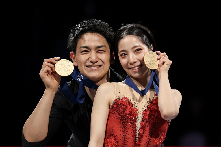 2025年3月、世界フィギュアで優勝したりくりゅう ©AFP=JIJI PRESS