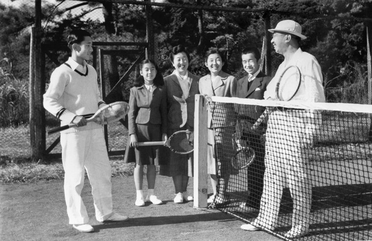 テニスを楽しまれる昭和天皇ご一家　©JIJI PRESS