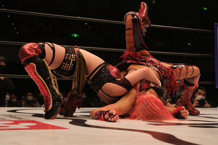 そのままホールドまで持っていったすず。2人の信頼関係が生みだした、激しく、映える一戦だった