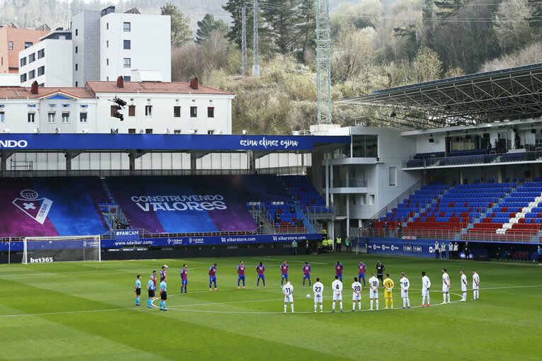 キックオフ前、前日に亡くなったエイバルGKドゥミトロビッチの親への追悼が©Daisuke Nakashima