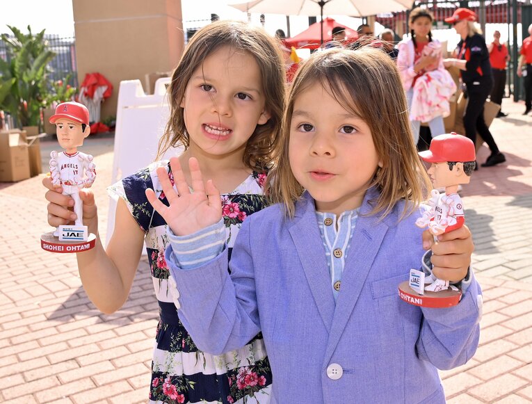 大谷のバブルヘッド人形を手に笑顔の子供　©JIJI PRESS