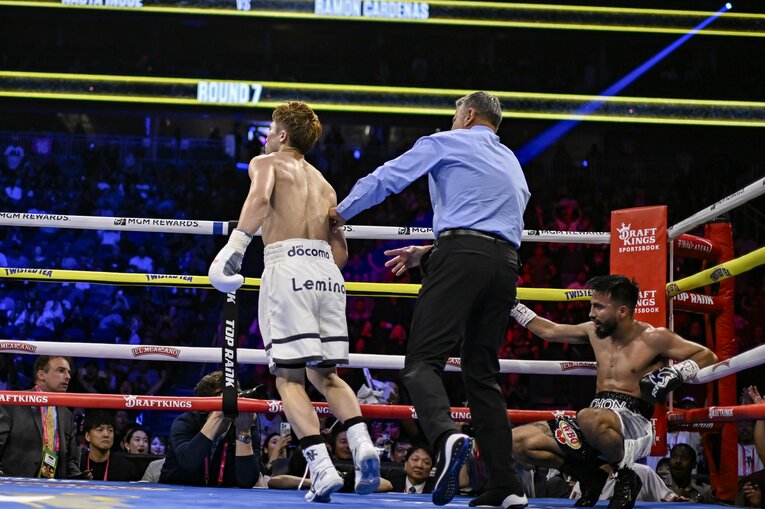 7ラウンド、井上がダウンを奪った瞬間　©Hiroaki Finito Yamaguchi