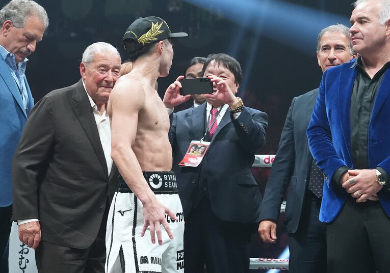 リング上で写真を撮る大橋秀行会長　©Naoki Fukuda