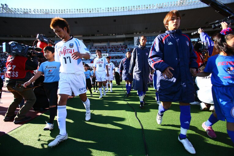 2009年、ピッチに入場する川崎時代の菊地光将（17番）と横山知伸（18番）©︎J.LEAGUE