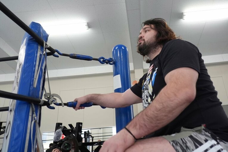 リングに上がるウルフアロン　©Essei Hara