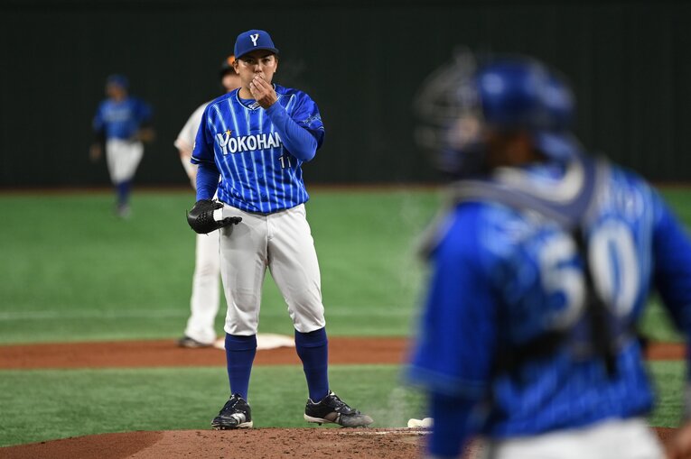 羽月はこの年の東と山本（手前）のけん制の癖を見抜いていた　©Naoya Sanuki